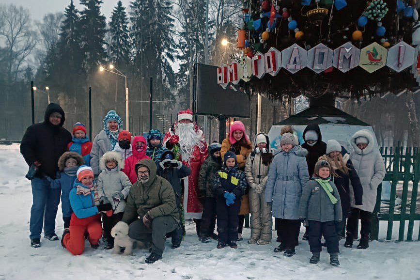 Сегодня в городском парке прошли первые соревнования по катанию на ватрушках и ледянках.