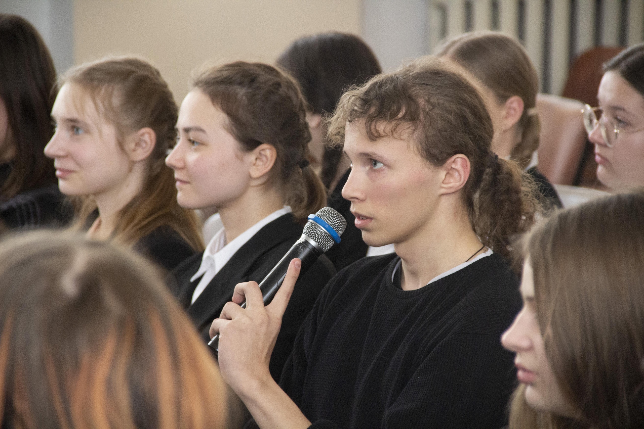 В новомосковском лицее прошло заседание молодежного дискуссионного клуба.