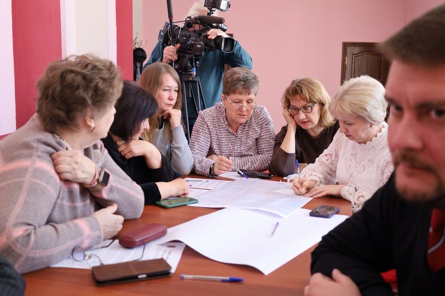 В Новомосковске обсудили благоустройство сквера ХХХ-летия ВЛКСМ.