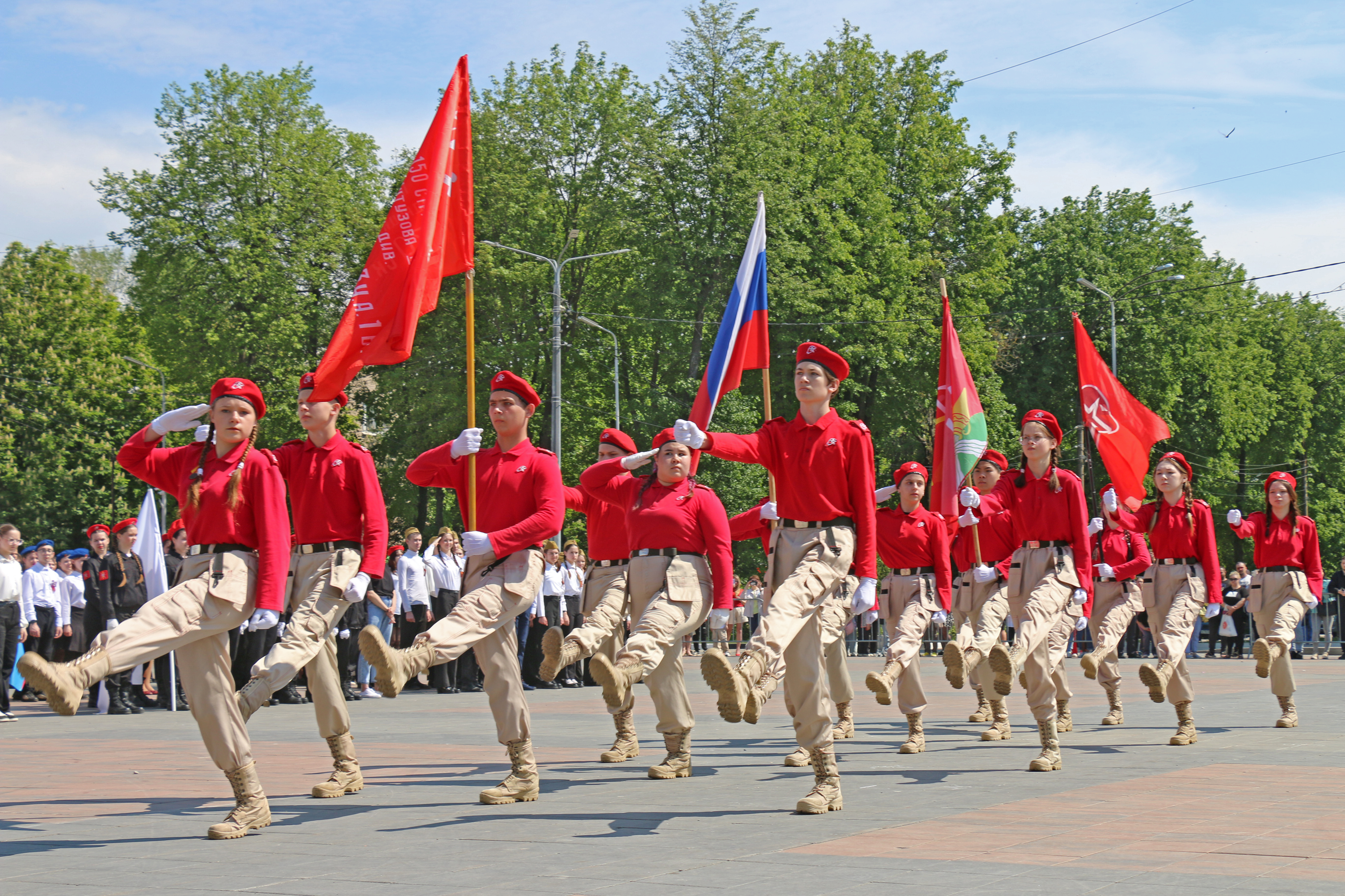 В Новомосковске прошел традиционный парад юнармейцев.