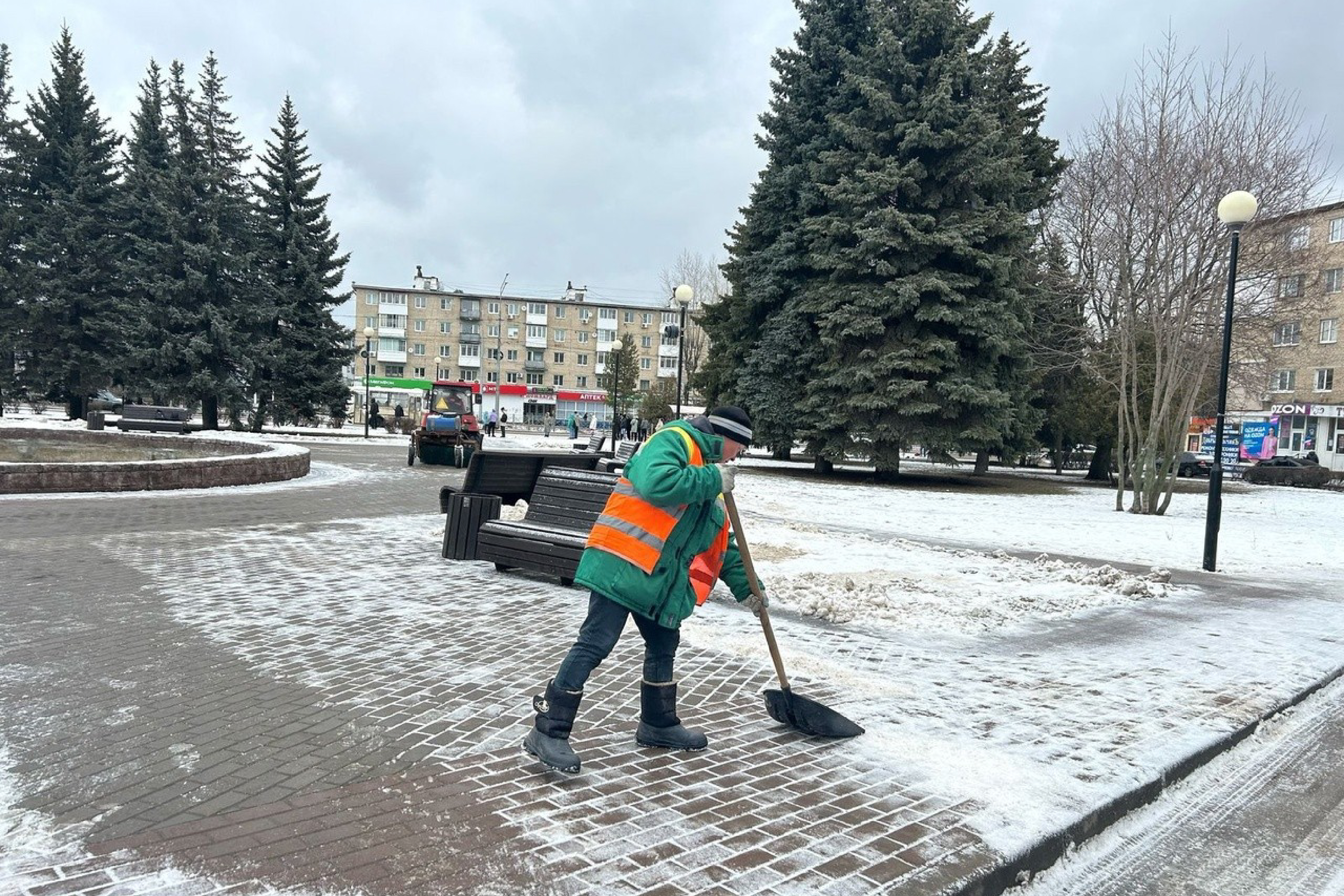 В Новомосковске для борьбы с гололедом прилагаются комплексные меры.