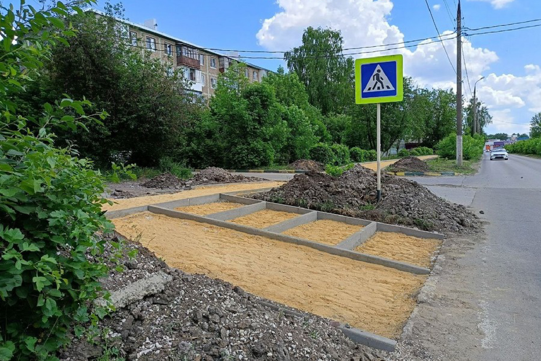 В Новомосковске продолжаются работы по благоустройству.