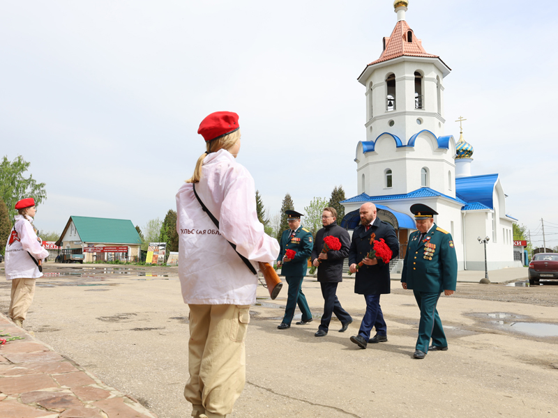 На центральном кладбище Новомосковска прошло возложение цветов к памятнику на братской могиле.