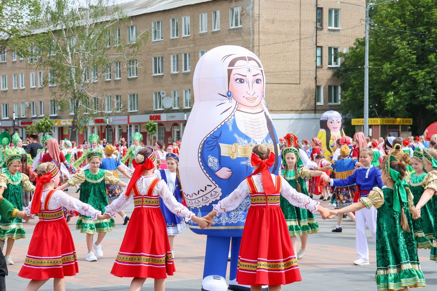 Новомосковск объединил в танце народы России.