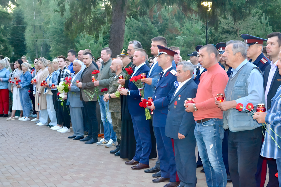 В ночной тишине в Парке памяти и славы сегодня горят свечи….