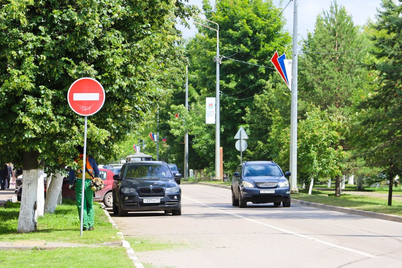 В Новомосковске продолжается активный окос травы.