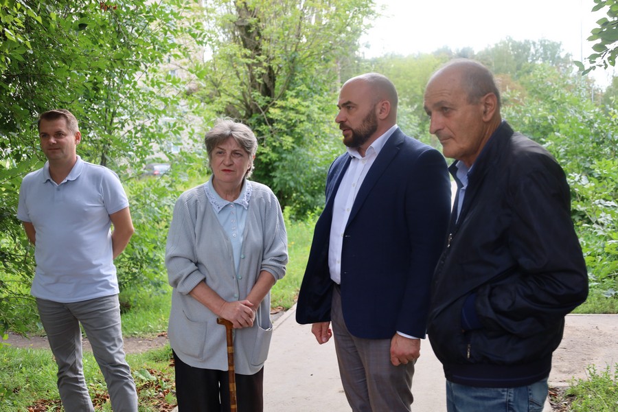 В Новомосковске продолжается благоустройство дворов.