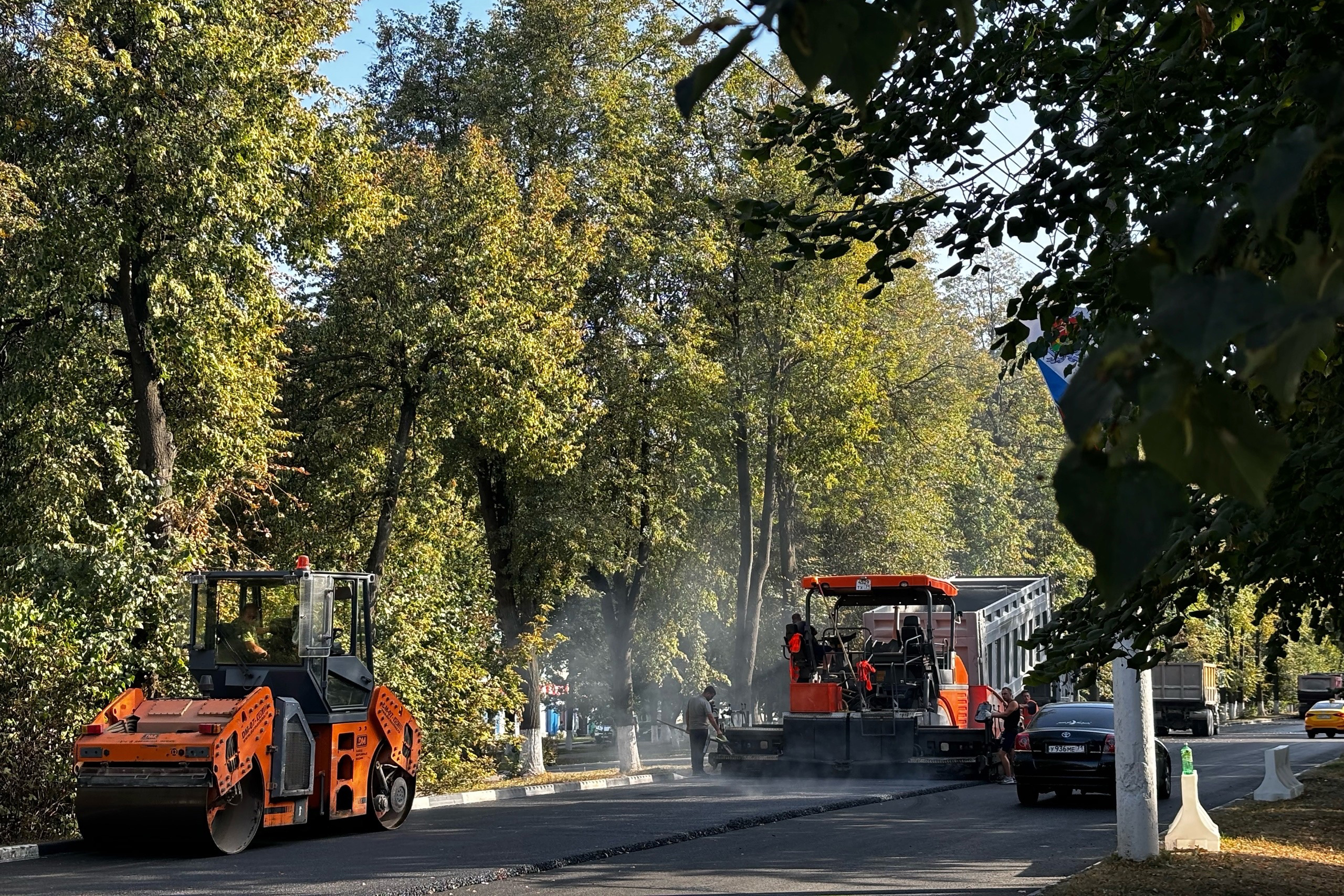 Ремонт дорог продолжается.