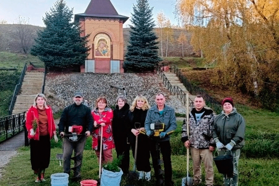 И здесь будет ещё зеленее: у святого источника в селе Осаново новомосковцы высадили туи.