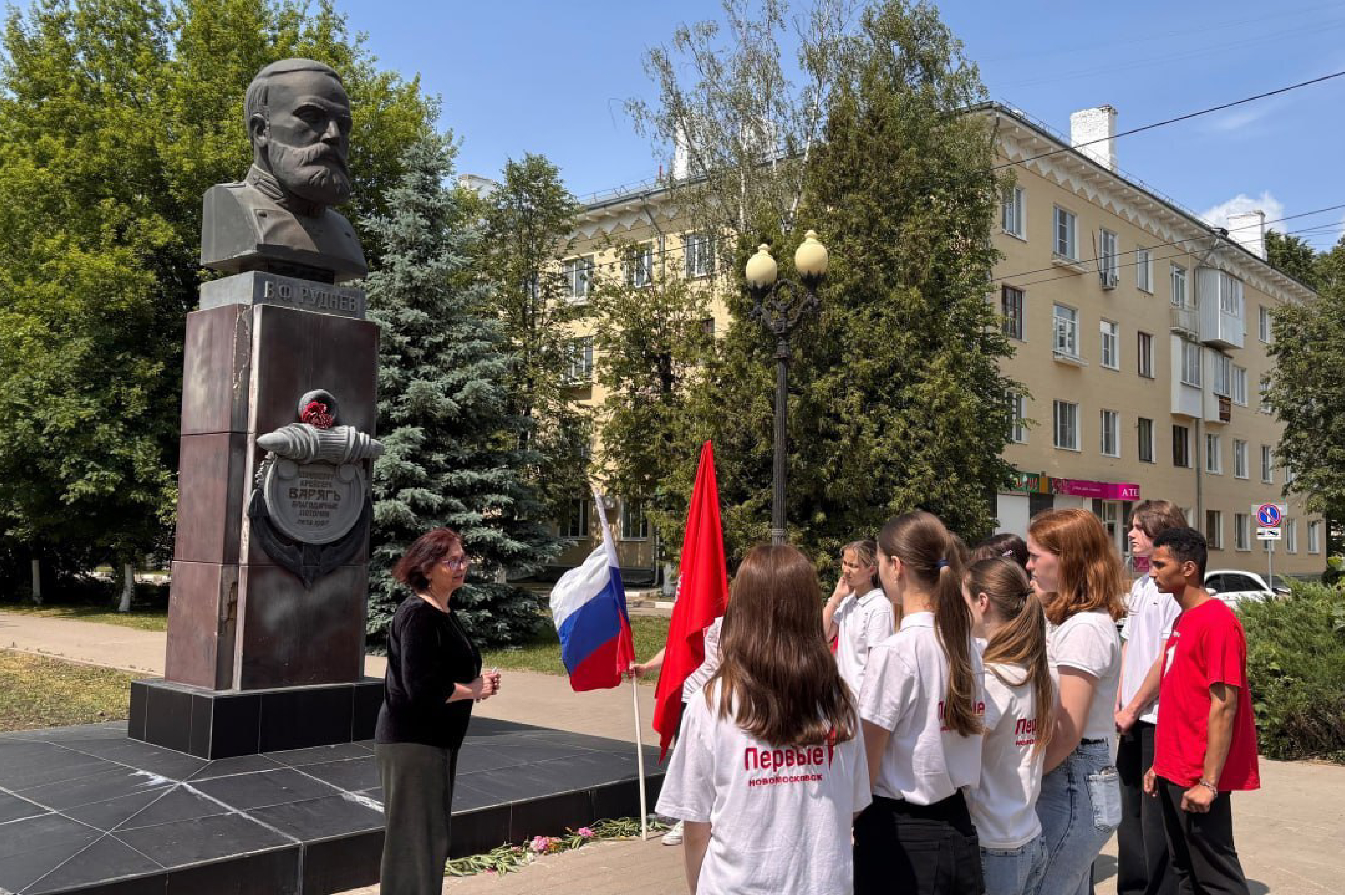В преддверии Дня России в Новомосковске прошли возложения.