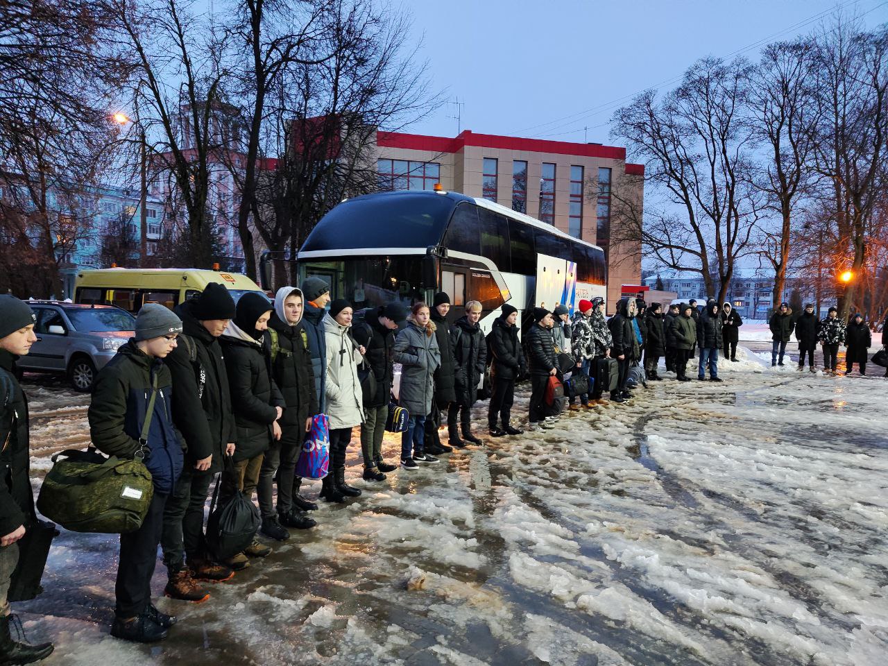 Новомосковские десятиклассники отправились на учебные военные сборы допризывной молодежи.