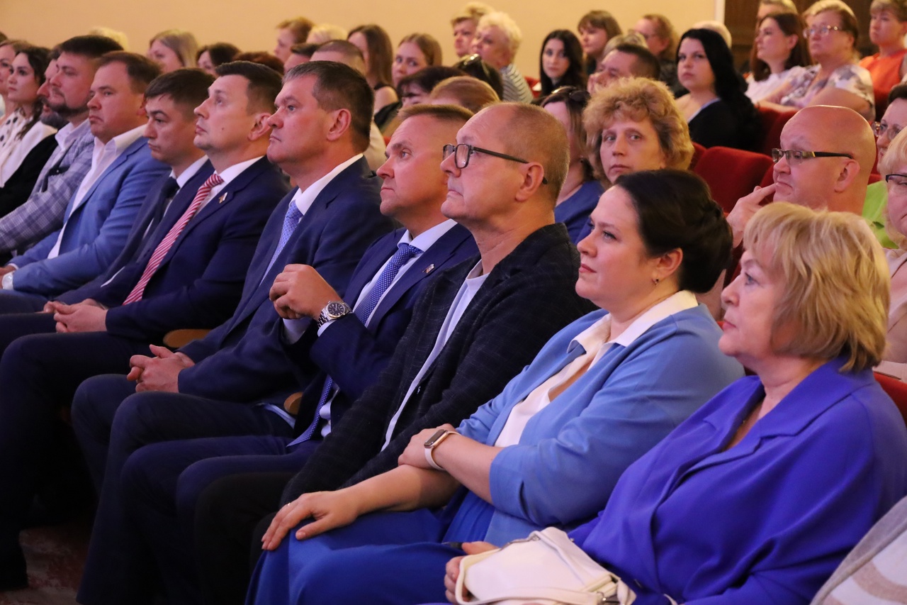 В Новомосковске поздравили и наградили лучших медработников.