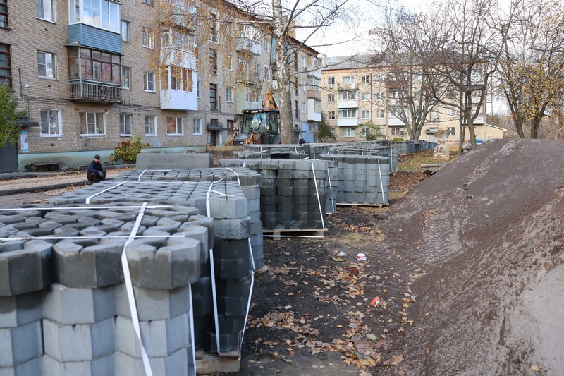 В Новомосковске продолжается благоустройство дворов.