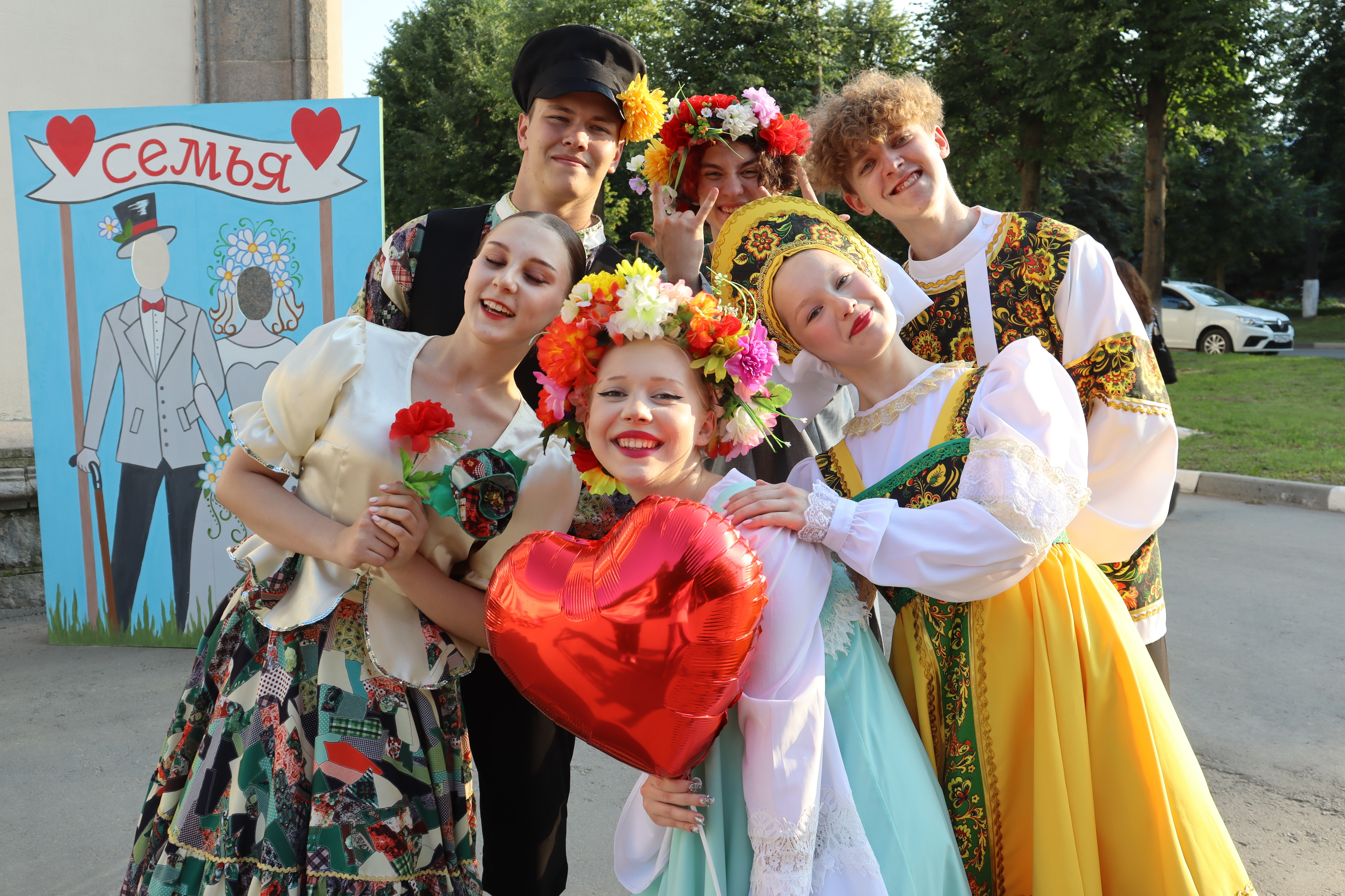 Перед Городским дворцом культуры состоялся концерт в честь Дня семьи, любви и верности.
