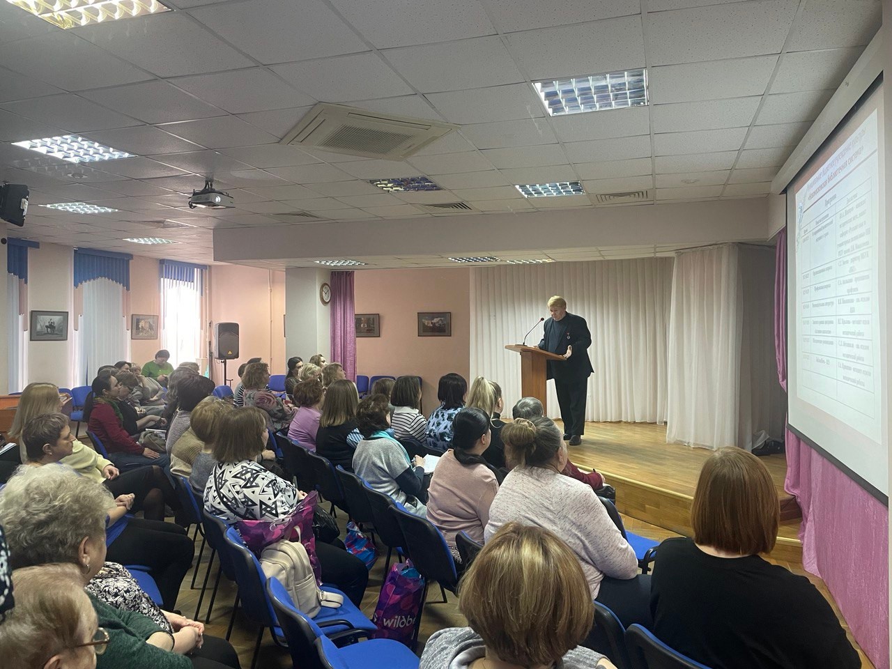 Кто властвует над прошлым - определяет будущее.