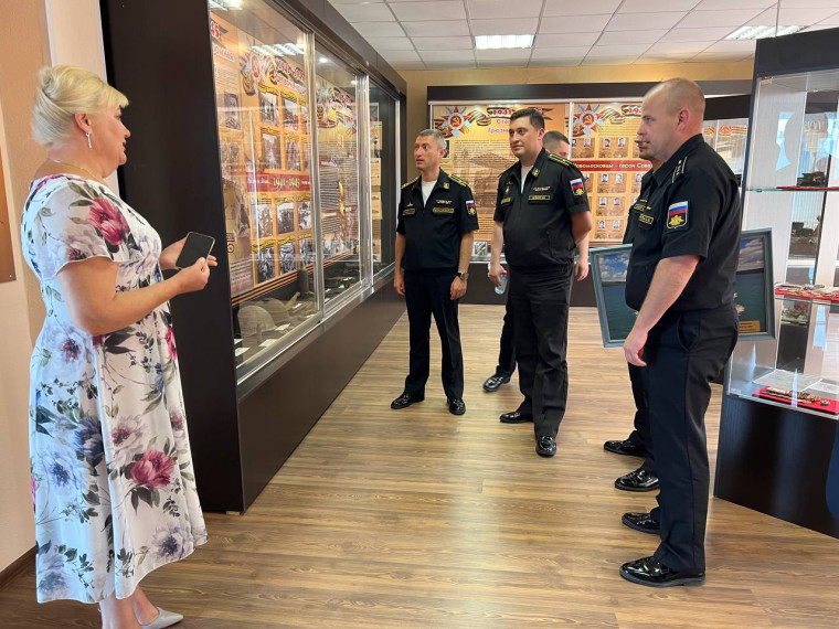 Подводники "Новомосковска" прибыли в город с дружеским визитом. Подводники "Новомосковска" прибыли в город с дружеским визитом.