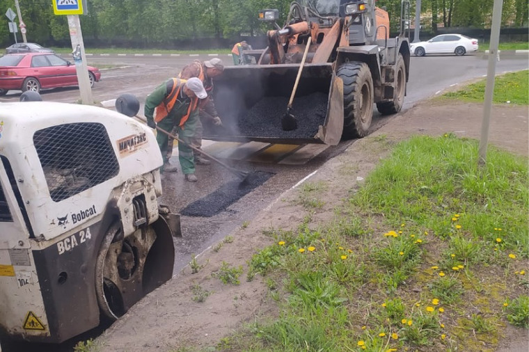 В Новомосковске активно ведётся ямочный ремонт дорог. В Новомосковске активно ведётся ямочный ремонт дорог.