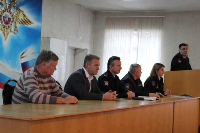 В Новомосковском отделе МВД прошел День открытых дверей для школьников. В Новомосковском отделе МВД прошел День открытых дверей для школьников.