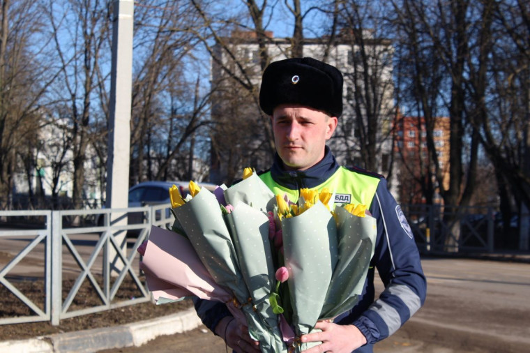 Сегодня в Новомосковске в очередной раз прошла красивая акция «Цветы для автоледи». Сегодня в Новомосковске в очередной раз прошла красивая акция «Цветы для автоледи».