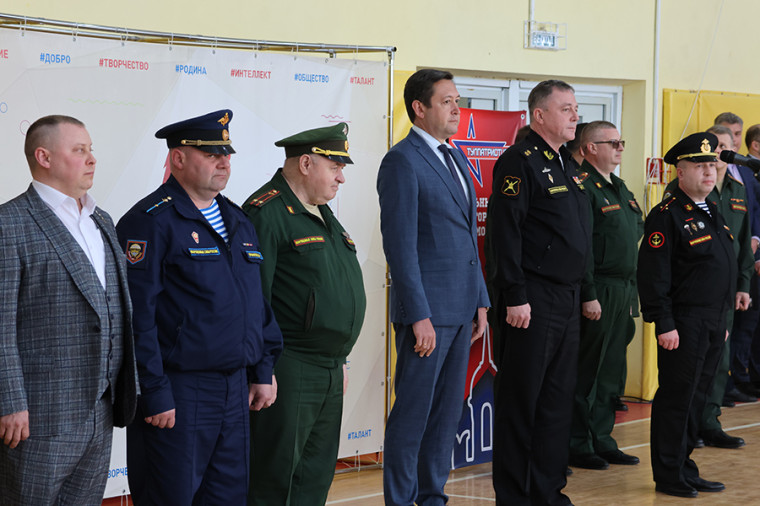 Юнармейцы из новомосковской школы № 5 победили в межмуниципальном конкурсе-смотре строя и песни.