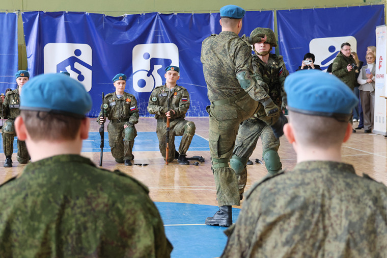 Юнармейцы из новомосковской школы № 5 победили в межмуниципальном конкурсе-смотре строя и песни.