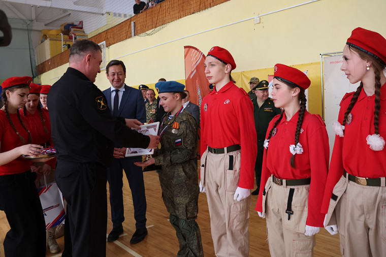 Юнармейцы из новомосковской школы № 5 победили в межмуниципальном конкурсе-смотре строя и песни.