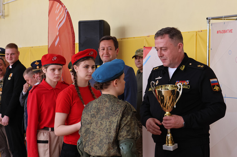 Юнармейцы из новомосковской школы № 5 победили в межмуниципальном конкурсе-смотре строя и песни.