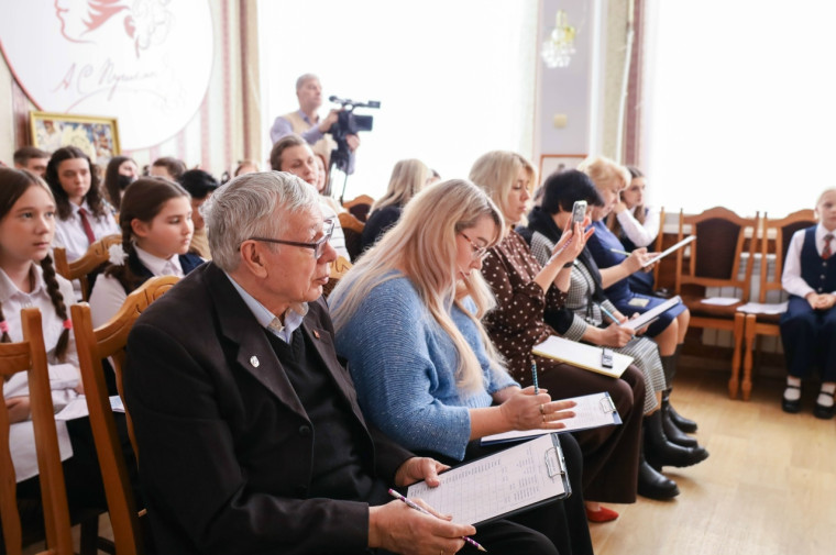 Школьники Новомосковска собрались в Пушкинской гостиной.