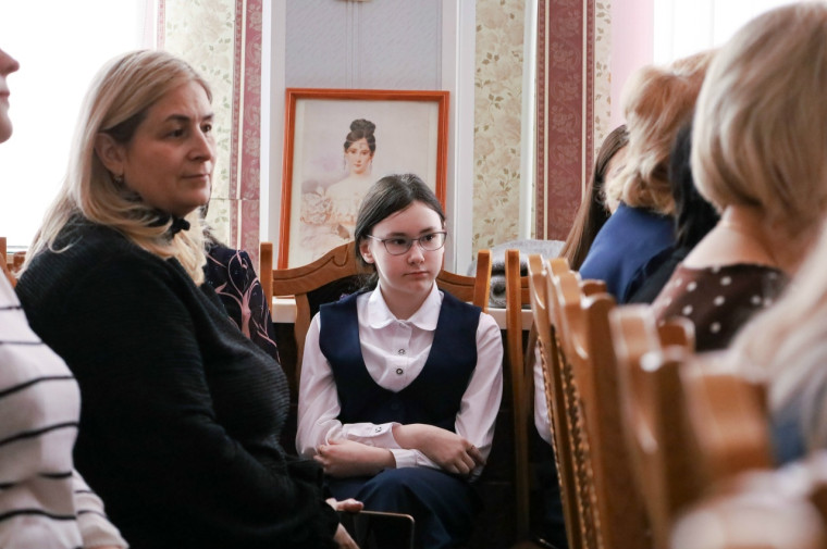 Школьники Новомосковска собрались в Пушкинской гостиной.