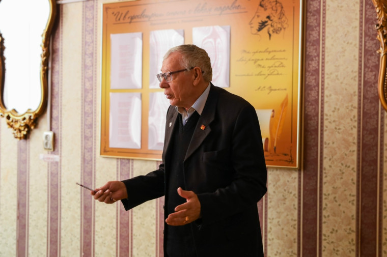 Школьники Новомосковска собрались в Пушкинской гостиной.