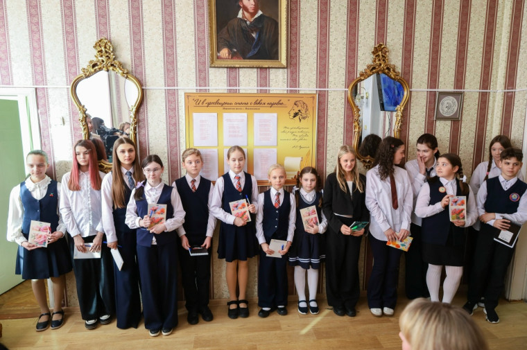 Школьники Новомосковска собрались в Пушкинской гостиной.