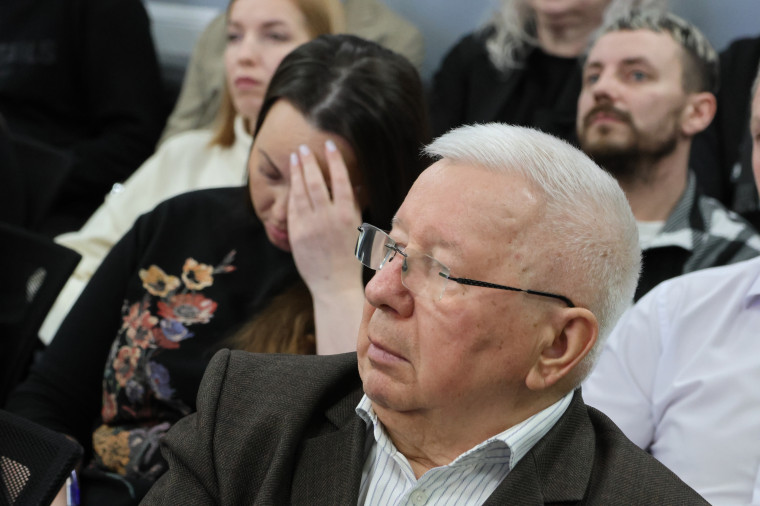 Я бы в бизнесмены пошел, пусть меня научат....